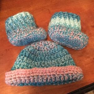 🌺 Baby hat & booties hand crocheted pink and blue